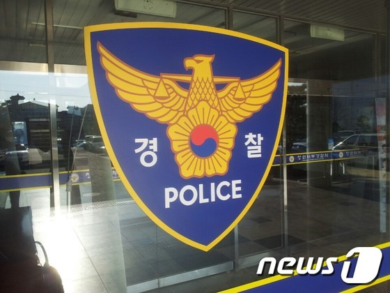 진해경찰서는 음악교습소 간판을 걸고 불법게임장을 운영한 40대 업주 등 3명을 게임산업진흥에 관한 법률 위반 혐의로 검거했다. 2016. 1. 18/뉴스1 © News1 이상욱 기자