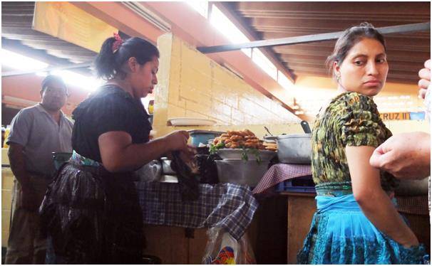 시장 내 1차 점심 장소로 정한 곳. 오른쪽 인디오 아낙네의 얼굴과 손맛이 곧 간판이다.