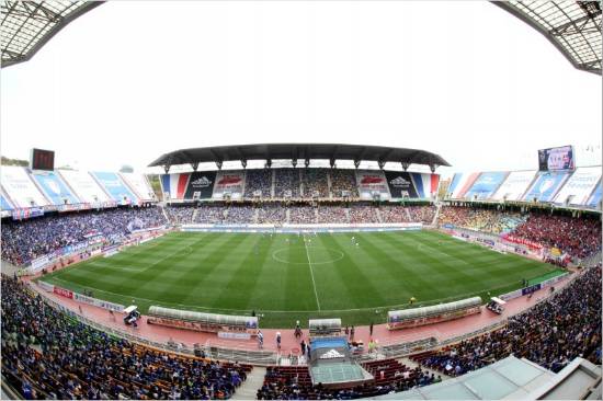 경기도수원월드컵경기장관리재단과 광고권 갈등으로 홈 경기장 이전까지 검토했던 K리그 클래식 수원은 2개월의 마라톤 협상 끝에 홈 경기 시 경기장의 독점적 사용권을 보장받았다.(자료사진=수원 삼성)