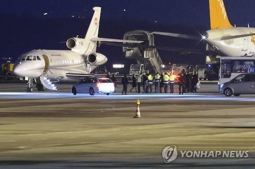 지난 1월 17일(현지시간) 이란에서 석방된 미국인을 태운 비행기가 스위스에 도착한 모습［AP=연합뉴스 자료사진］