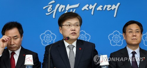 (서울=연합뉴스) 김주형 기자 = 최양희(가운데) 미래창조과학부 장관이 모두 발언을 하고 있다. 미래창조과학부, 문체부 등 6개 부처 장,차관들은 18일 오전 정부 서울청사 브리핑실에서 '창조경제와 문화융성을 통한 성장동력확충' 실현을 위해 각 부처가 협업을 통해 스마트하게 혁신한다고 밝혔다.      kjhpress@yna.co.kr