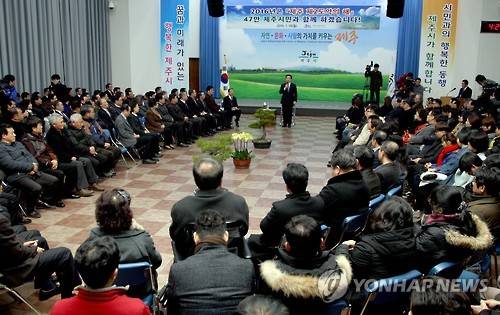 원희룡 제주지사 제주시 연두방문     (제주=연합뉴스) 전지혜 기자 = 원희룡 제주지사가 18일 오후 제주시를 연두 방문, 시청 회의실에서 시민과 대화의 시간을 갖고 있다. 2016.1.18     atoz@yna.co.kr