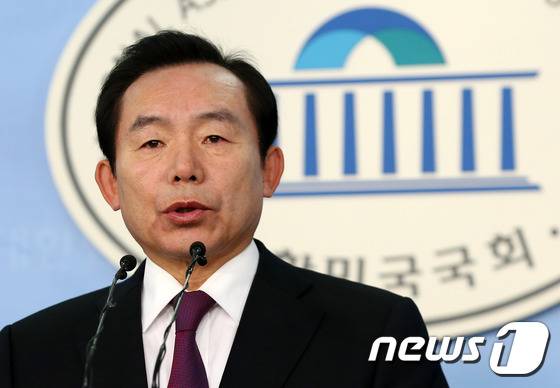 이인제 새누리당 노동시장선진화특위 위원장이 19일 오후 서울 여의도 국회 정론관에서 한국노총의 노사정합의 파기선언에 대한 당의 입장을 밝히고 있다. 2016.1.19/뉴스1 © News1 박지혜 기자