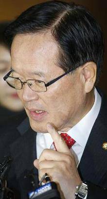 정의화 국회의장이 19일 오전 국회로 출근하던 길에 국회 선진화법과 관련한 기자들의 질문에 답변하고 있다. 연합뉴스