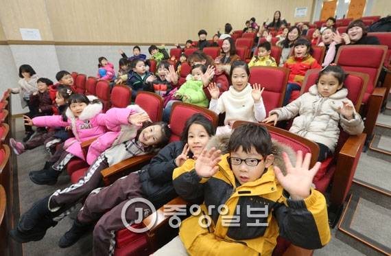 지난 12일 정관읍 정관도서관에서 영화 상영을 기다리는 아이들의 모습. 이 도서관은 365일 개관한다. 정관에는 도서관과 어린이도서관, 육아종합지원센터, 공원 등이 있어 아이 키우기 좋은 환경을 갖췄다. [기장=송봉근 기자]