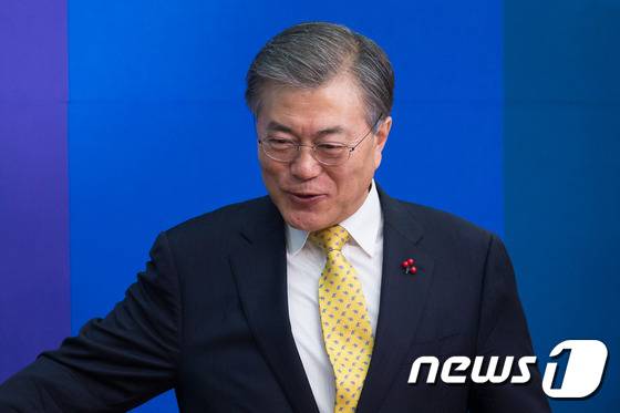 문재인 더불어민주당 대표가 20일 서울 여의도 국회에서 열린 최고위원회의에 참석하고 있다. 문 대표는 이날 박근혜 대통령이 '민생 구하기 입법촉구 1,000만 서명운동'에 동참한 데 대해