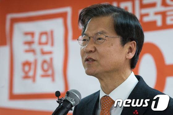 천정배 국민회의 창당준비위원장이 20일 서울 여의도 당사에서 열린 통일·노동 분야 5인 입당식에서 인사말을 하고 있다.2016.1.20/뉴스1 © News1 유승관 기자