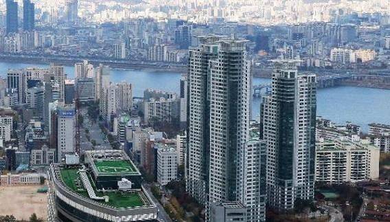 정부가 부동산 공시가격을 실거래가로 바꾸는 방안을 추진했으나 사실상 쉽지 않다고 결론을 내렸다. 사진은 지난해 전국 아파트 중에서 공시가격이 7번째로 비싼 것으로 조사된 서울 강남구 삼성동 아이파크 전경. 삼성동 아이파크 전용면적 269㎡의 공시가격은 39억6800만원이었다./조선일보DB