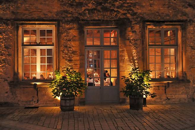 따뜻하고 품위있는 샤토 바뇰 레스토랑.