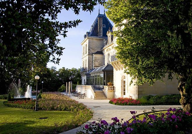 숲 속에 숨은 미랭보 성.