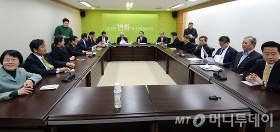 18일 서울 마포구 국민의당 당사에서 확대기조회의가 열리고 있다.  2016.1.18/뉴스1