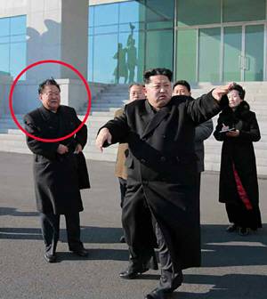 멀쩡한 다리? : 김정은(오른쪽) 북한 국방위원회 제1위원장이 최근 완공된 청년운동사적관을 현지 시찰하는 자리에 최룡해 노동당 비서가 수행했다고 20일 노동신문이 보도했다. 교화과정에서 가혹 행위를 받았을 것이라는 설과 달리 최 비서의 다리는 외형상 큰 문제가 없어 보인다.  연합뉴스