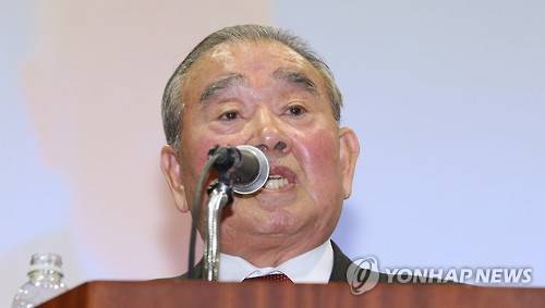 축사하는 김봉조 민주동지회장     (서울=연합뉴스) 김주형 기자 = 20일 오전 서울 동작구 상도동 김영삼기념도서관에서 열린 '2016 민주동지회 신년인사회'에서 김봉조 민주동지회장이 축사하고 있다.