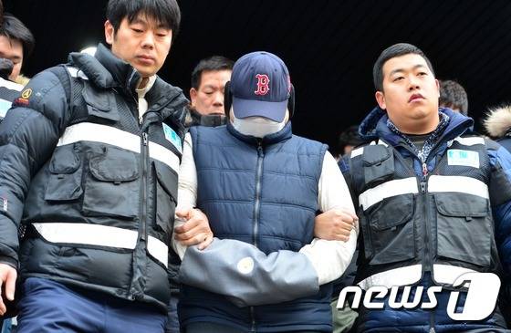 초등생 아들의 시신을 훼손하고 유기한 혐의를 받고 있는 아버지 A(34)씨가  현장검증을 위해 원미경찰서를 출발하고 있다. /뉴스1 © News1 손형주 기자