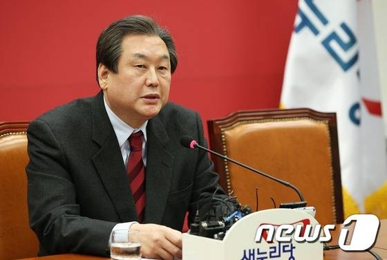 새누리당 김무성 대표가 21일 서울 여의도 국회에서 기자간담회를 열고 20대 총선 마포갑 출마를 선언한 안대희 전 대법관을 지명직 최고위원에 임명하겠다고 밝히고 있다. 2016.1.21/뉴스1 © News1 오대일 기자