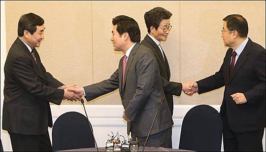 원유철(왼쪽 두 번째) 새누리당 원내대표와 이종걸(왼쪽) 더불어민주당 원내대표, 김정훈(오른쪽) 새누리당 정책위의장과 이목희 더불어민주당 정책위의장이 11일 오전 국회 귀빈식당에서 선거구 획정 기준과 쟁점법안 처리 논의를 위한 3+3회동에서 악수를 하고 있다. (자료사진) ⓒ데일리안 홍효식 기자