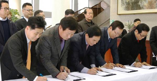 구청장도 부스 찾아… 박수범 대전 대덕구청장(오른쪽에서 세번째)이 21일 대전상의 1층 로비에 마련된 ‘민생구하기 입법촉구 서명운동’ 부스를 찾아 서명하고 있다.  대전 대덕구 제공