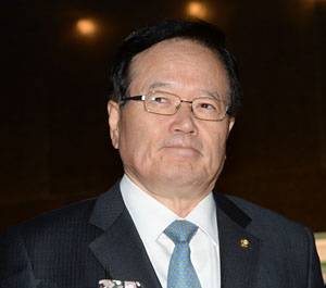 여당으로부터 국회선진화법 처리 압박을 받고 있는 정의화 국회의장이 21일 오전 국회로 출근하던 도중 취재진으로부터 질문을 받고 있다.   김선규 기자