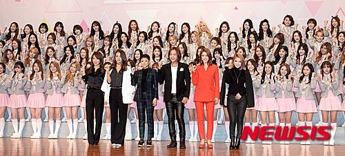 【서울=뉴시스】고범준 기자 = 21일 오후 서울 영등포구 63시티 그랜드볼룸에서 열린 Mnet '프로듀스 101' 제작발표회에서 (앞줄 왼쪽부터)보컬 트레이너로는 김성은, 안무가 배윤정, 가수 치타, 배우 장근석, 가수 가희, 걸그룹 브라운아이드걸스 제아가 포즈를 취하고 있다. 2016.01.21. bjko@newsis.com