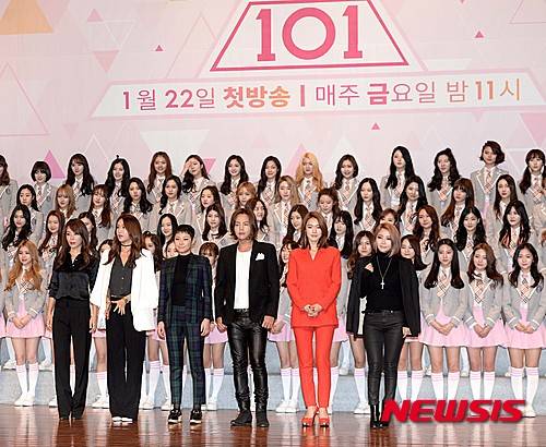 【서울=뉴시스】고범준 기자 = 21일 오후 서울 영등포구 63시티 그랜드볼룸에서 열린 Mnet '프로듀스 101' 제작발표회에서 (앞줄 왼쪽부터)보컬 트레이너로는 김성은, 안무가 배윤정, 가수 치타, 배우 장근석, 가수 가희, 걸그룹 브라운아이드걸스 제아가 포즈를 취하고 있다. 2016.01.21.   bjko@newsis.com