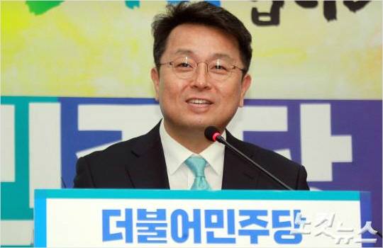 더불어민주당에 입당한 이철희 두문정치전략연구소장