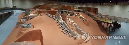 나주 복암리 고분전시관 고분     (나주=연합뉴스) 영산강 고대문화의 보고인 복암리 고분 3호분을 실물크기로 재현한 '나주복암리 고분전시관' 전경. 나주시 복암리에 들어선 고분전시관은 2011년 8월 착공해 지난해 10월 준공했다. 고분발굴 상황, 옹관묘, 횡혈식석실묘 등 다양한 묘제를 완벽하게 재현한 전시·체험 공간으로 꾸며졌다. 2016.1.21 <<나주시>>     cbebop@yna.co.kr