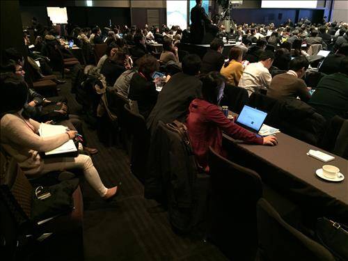 21일 서울 신라호텔에서 열린 '제1회 한미 오픈이노베이션포럼 2016'에서 미리 자리를 잡지 못한 참석자들이 취재진석 뒤편에 따로 의자를 마련해 앉아 있다.