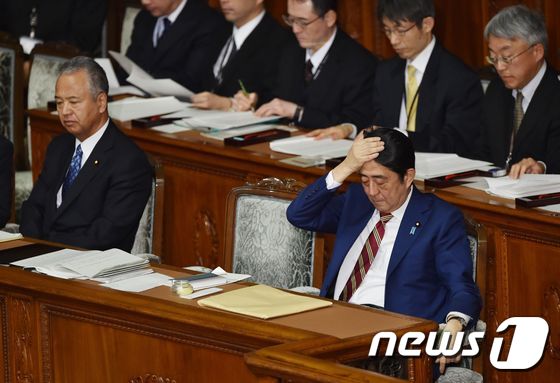 아베 신조(安倍晋三) 일본 총리(우측). © AFP=뉴스1