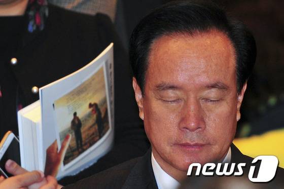 포스코 협력업체로부터 불법 정치자금을 받은 혐의로 검찰 수사를 받고 있는 새누리당 이병석(포항북) 의원이 지난 22일 오후 경주 현대호텔에서 열린 제39회 극동포럼에 참석해 눈을 감고 있다./2016.1.22/뉴스1 © News1 최창호 기자