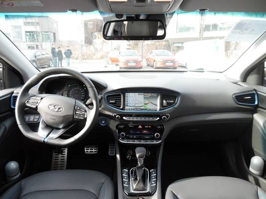 아이오닉 하이브리드 실내 앞좌석 모습/류호 기자