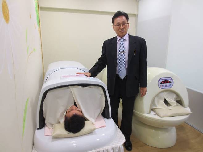손종기 명신메디칼 사장이 원적외선 온열치료기를 소개하고 있다.