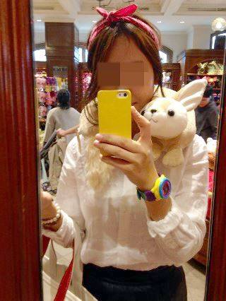 혼자서 놀이공원에 가면 사진이 아쉽다. 놀이공원의 기념품가게에서 셀카를 촬영중인 오지윤(가명)씨. 오지윤씨 제공