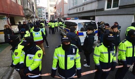 부천 초등생 아들 시신 훼손 사건' 범행을 자백한 아버지 A씨에 대한 현장검증이 21일 오전 인천시 부평구의 한 빌라에서 이뤄지고 있다./사진=뉴스1