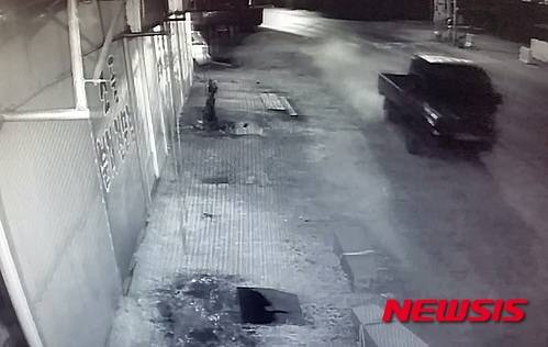 【시흥=뉴시스】김도란 기자 = 교통사고로 위장해 10년 지기 친구를 살해한 40대 남성과 범행을 사주한 피해자 아내가 경찰에 붙잡혔다. 경기 시흥경찰서는 23일 교통사고로 위장해 친구를 숨지게 한 혐의(살인)로 손모(49)씨를, 손씨를 시켜 남편을 살해한 혐의(살인교사)로 강모(49·여)씨를 붙잡아 조사하고 있다. 사진은 손씨가 모는 트럭이 헤드라이트를 끄고 피해자를 향해 달려가는 모습. 2016.01.23 (사진 = 시흥경찰서 제공)   photo@newsis.com