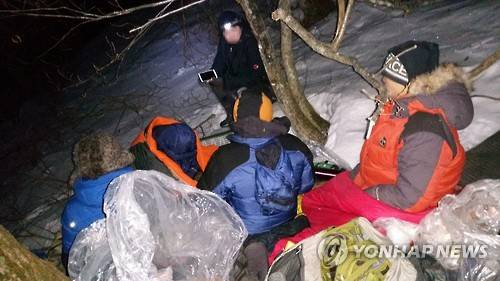 설악산 등반하던 대학 산악부원 구조     (속초=연합뉴스) 강원소방본부와 설악산국립공원사무소는 23일 설악산 황철봉 인근에서 서울 모 대학 산악부 박모(26)씨 등 4명이 한파특보 속에 저체온증을 호소하며 구조를 요청해와 소방헬기로 무사히 구조했다. 2016.1.23 <<강원소방본부>>     yoo21@yna.co.kr