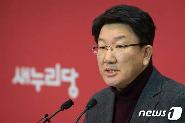 권성동 새누리당 전략기획본부장이 24일 서울 여의도 당사에서 총선기획단 회의 브리핑을 하고 있다.  2016.1.24/뉴스1 © News1 유승관 기자