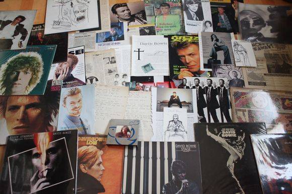 정은주 작가가 수집한 데이비드 보위 관련 자료들.[사진 정은주]