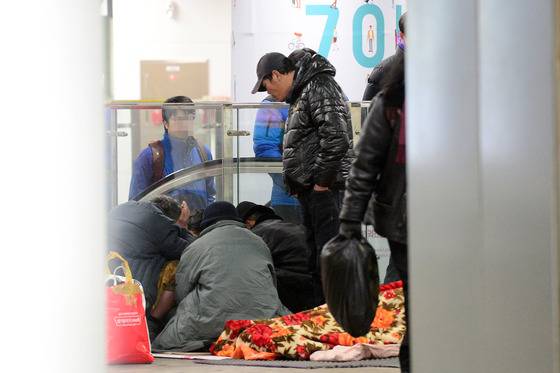 체감온도는 단순한 주관적 온도로 여겨지지만 자체가 추위에 대한 인체위험 수위를 나타낸다. 24일 오전 서울 중구 서울역 지하도 안에서 노숙자들이 추위를 피하고 있다. /사진=뉴스1