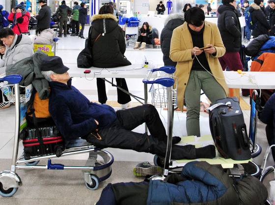 기상악화에 따른 제주공항 운항 통제로 제주국제공항 대합실에 승객들이 대기하고 있다. /사진=뉴스1
