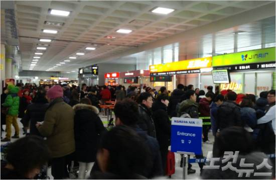 24일 폭설로 항공기 운항이 중단된 제주공항에는 대기승객들로 북새통을 이루고 있다.(사진=노컷뉴스 박정섭 기자)