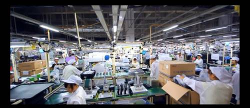 중국 충칭에 위치한 팍스콘의 한 공장에서 직원들이 완성된 프린터 제품을 상자에 넣고 있다.  /사진제공=SK(주)C&C