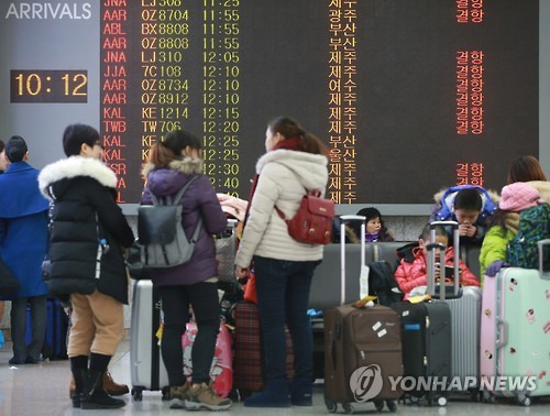 제주, '결항'     (서울=연합뉴스) 박동주 기자 = 제주에 한파와 폭설, 강한 바람이 불면서 항공기 운항 중단이 계속된 24일 서울 김포공항 국내선 청사에 결항 안내문이 게시되고 있다. 2016.1.24     pdj6635@yna.co.kr