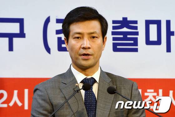 새누리당 문대성 의원이 25일 오후 인천시청에서 열린 기자회견에서 20대 총선 인천 남동 갑 공식 출마선언을 하고 있다. 2016.1.25/뉴스1 © News1 구윤성 기자