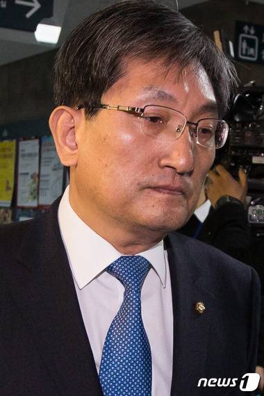 노영민 더불어민주당 의원이 25일 서울 여의도 국회 의원회관에서 열린 당 윤리심판원 전체회의에 소명을 위해 출석하고 있다. 노 의원은 의원 사무실에 카드 단말기를 갖다놓고 당시 자신이 위원장을 맡았던 국회 산업통상자원위원회 산하기관에 자신의 시집을 판매해 논란이 됐다. 윤리심판원은 이날 전체회의에서 노영민·신기남 의원에 대한 징계 수위를 결정할 예정이다. 2016.1.25/뉴스1 © News1 유승관 기자