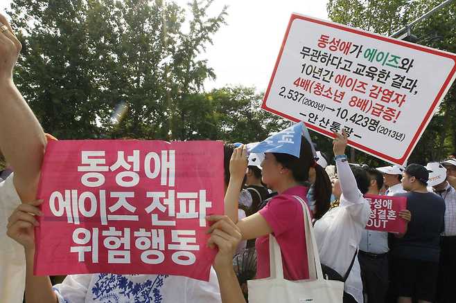 지난해 6월28일 서울광장에서 동성애자들의 축제인 `2015 제16회 퀴어(QUEER)문화축제`가 열렸다. 이에 개신교 단체 및 교회 신도들이 서울광장 주변에서 동성애 반대 집회를 서울광장 주변에서 열었다.  [중앙포토]