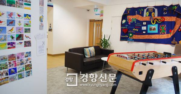휴게실에는 환자들이 그린 그림이 걸려 있고, 간단한 놀이기구도 있다.  최희진 기자