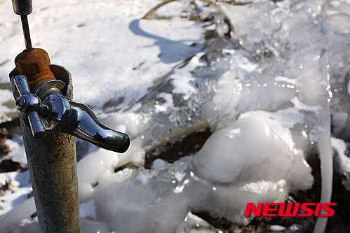 【화천=뉴시스】한윤식 기자 = 최근 겨울가뭄으로 피해가 확산되고 있는 가운데 25일 강원 화천군 최문순 군수가 생활수와 식수가 끊긴 현장을 돌아보며 대책마련을 강구하고 있다.216.01.25.   ysh@newsis.com