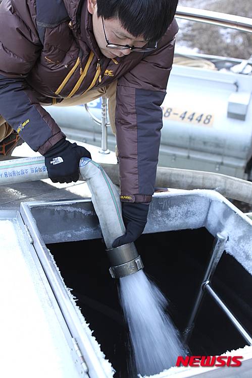 【화천=뉴시스】한윤식 기자 = 최근 겨울가뭄으로 피해가 확산되고 있는 가운데 25일 강원 화천군 관계자들이 식수가 끊긴 농가에게 물을 공급하고 있다.2016.01.25.   ysh@newsis.com