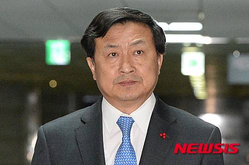 【서울=뉴시스】조수정 기자 = 더불어민주당 신기남 의원이 '로스쿨 아들 구제 의혹'에 대해 소명하기 위해 25일 오후 서울 여의도 국회의원회관에서 열린 윤리심판원 회의에 출석하고 있다. 2016.01.25.   chocrystal@newsis.com