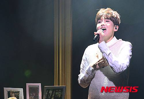 【서울=뉴시스】이영환 기자 = 가수 슈퍼주니어 멤버 려욱이 25일 오후 서울 용산구 한남동 현대카드 언더스테이지에서 열린 첫 솔로앨범 '어린왕자(The Little Prince)' 발매 기념 쇼케이스에서 수록곡 '품'을 선보이고 있다. 려욱의 미니앨범 '어린왕자(The Little Prince)'는 오는 28일 음악 사이트를 통해 공개된다. 2016.01.25. 20hwan@newsis.com